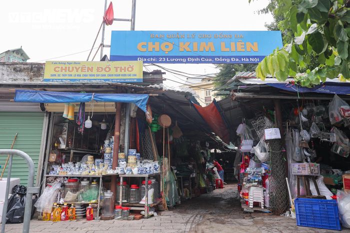 Chợ Kim Liên tại số 23 phố Lương Định Của, phường Kim Liên, Hà Nội, được đưa vào sử dụng từ năm 1992. Với diện tích khoảng 1.655m², đây là chợ dân sinh hạng 3, gắn bó với hoạt động buôn bán của nhiều thế hệ tiểu thương và nhu cầu mua sắm của người dân trong khu vực. Trước thời điểm dừng hoạt động, gần 200 tiểu thương vẫn kinh doanh tại chợ.