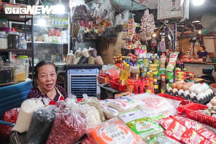 Trước thông tin chợ được giải tỏa, di dời để phục vụ dự án xây dựng mới, nhiều tiểu thương lâu năm cho biết họ gặp khó khăn do thời gian chuẩn bị ngắn. Bà Lý Thị Minh Hằng (69 tuổi), người buôn bán tại chợ từ những ngày đầu thành lập, cho biết gia đình bà có nhiều thế hệ kinh doanh tại đây. Theo bà Hằng, sau cuộc họp đột xuất với chính quyền phường, các tiểu thương được yêu cầu chủ động tìm địa điểm mới để tiếp tục buôn bán, khiến nhiều hộ lúng túng trong việc sinh kế.