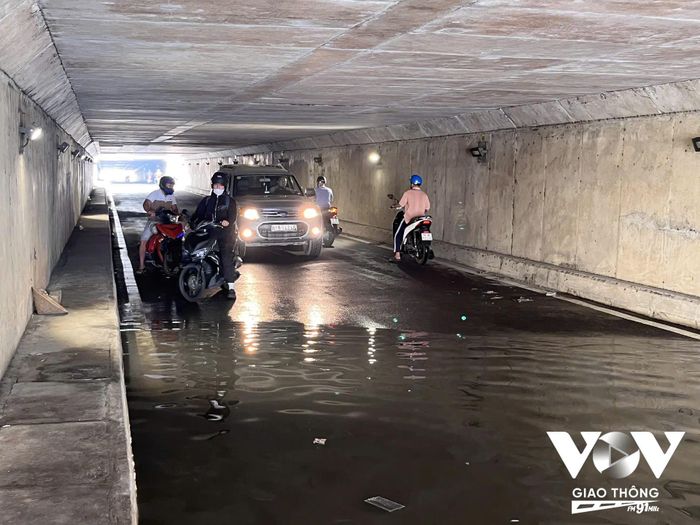 Ngập sâu khiến nhiều phương tiện phải quay đầu.