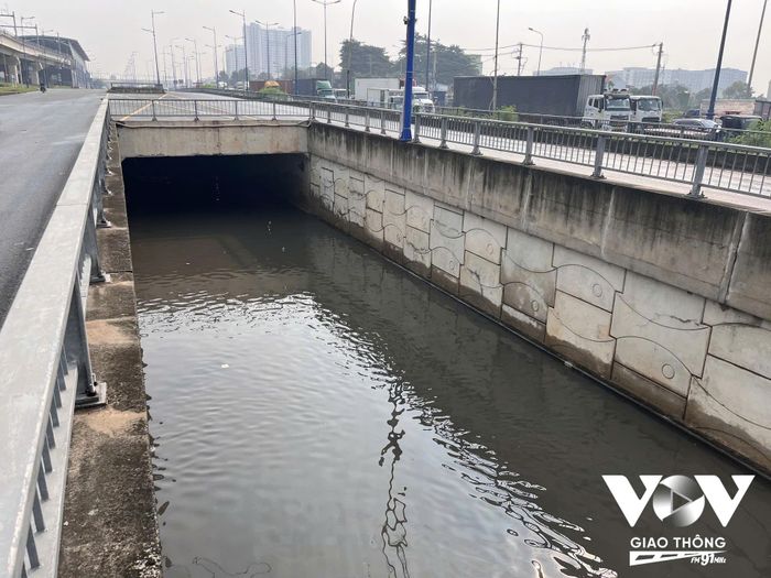 Hầm chui trước Bến xe Miền Đông mới (phường Long Bình, TP.HCM) bị ngập sau cơn mưa lớn chiều 15/9.