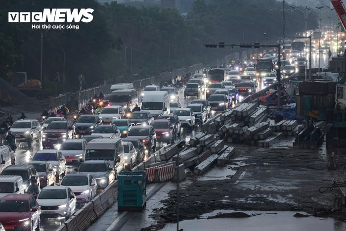 Hàng dài ô tô nối tiếp nhau, có thời điểm dàn kín mặt đường hướng về cầu Vĩnh Tuy.