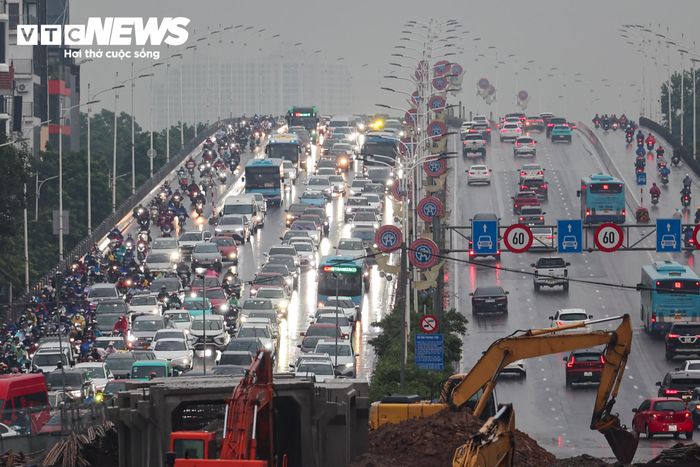 Tại cầu Vĩnh Tuy, tình trạng ùn tắc cũng diễn ra ở nhiều hướng. 