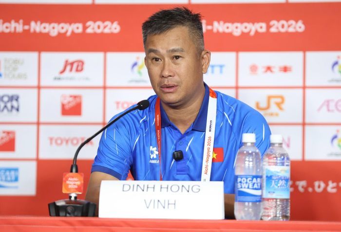 HLV Đinh Hồng Vinh dẫn dắt U23 Việt Nam.