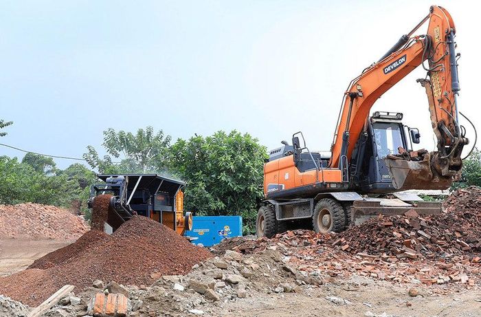 Điểm xử lý chất thải rắn xây dựng tại xã Thư Lâm. Ảnh: Quang Thái