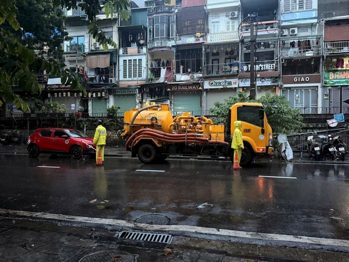 Xí nghiệp thi công cơ giới ứng trực tại phố Phùng Hưng. Ảnh: PV