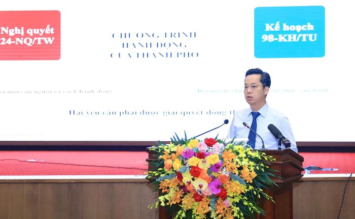 Trưởng ban Tổ chức Thành ủy Hà Nội Vũ Đăng Định trình bày chuyên đề tại hội nghị. Ảnh Quang Thái