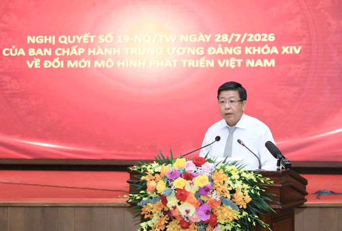 Phó Chủ tịch Thường trực UBND thành phố Hà Nội Dương Đức Tuấn trình bày Chương trình hành động tại hội nghị. Ảnh Quang Thái