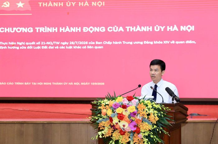Phó Chủ tịch UBND thành phố Hà Nội Bùi Duy Cường trình bày chuyên đề tại hội nghị. Ảnh Quang Thái.