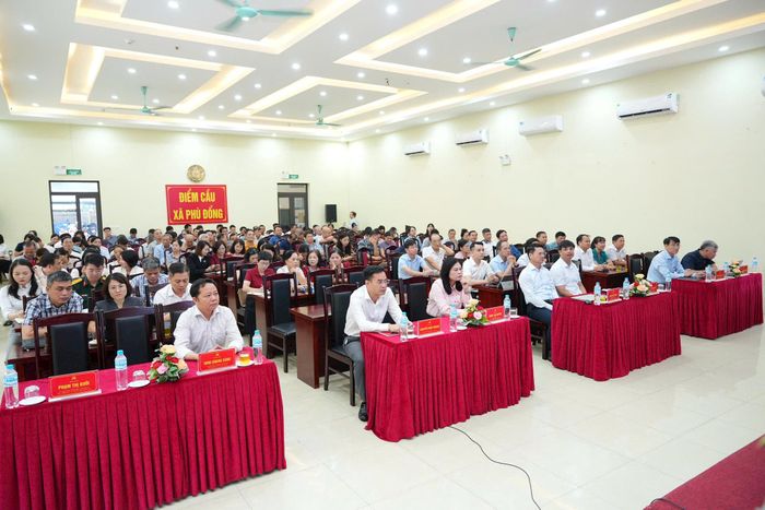 Các đại biểu tham gia hội nghị tại điểm cầu xã Phù Đổng. Ảnh Quang Thái