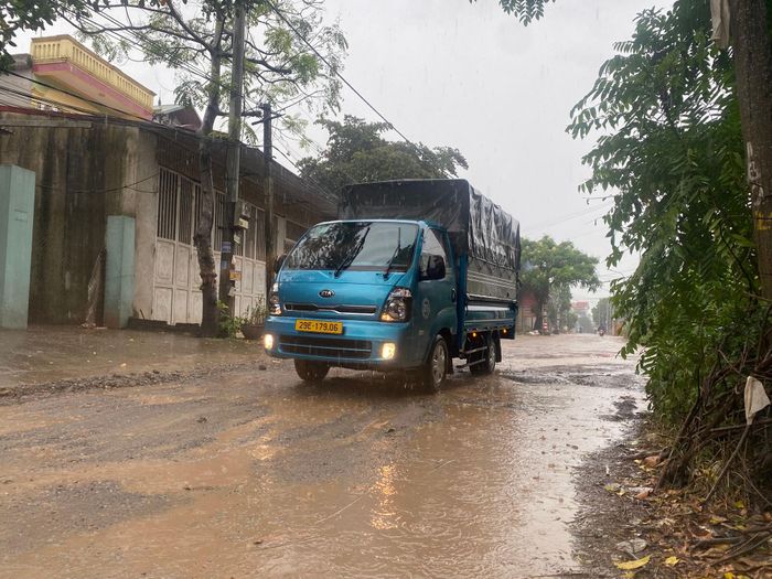 Thời tiết xấu khiến việc di chuyển qua đoạn đường 418 càng gặp nhiều khó khăn. Ảnh: Vũ Cường.