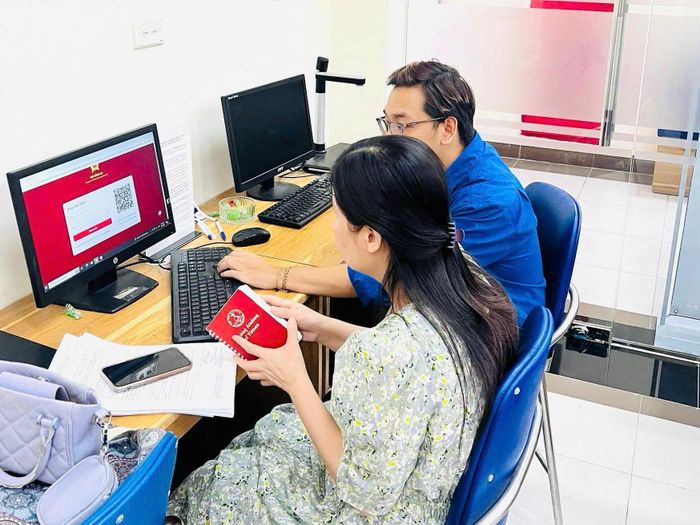 Đoàn Thanh niên phường Kim Liên tích cực hỗ trợ người dân trong thực hiện chuyển đổi số. Ảnh: PV