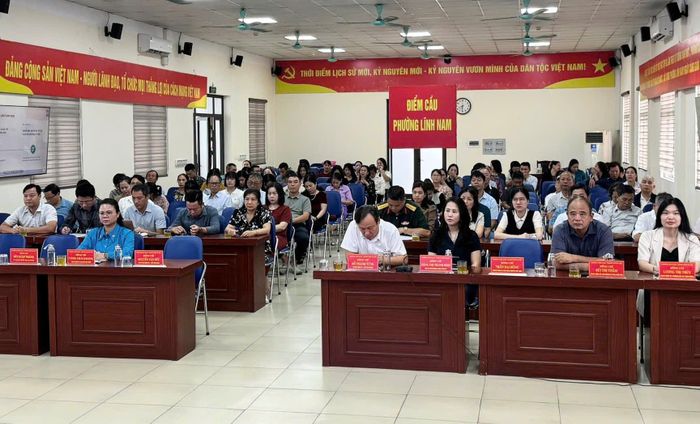 Các đại biểu dự hội nghị tại điểm cầu phường Lĩnh Nam. Ảnh Quang Thái