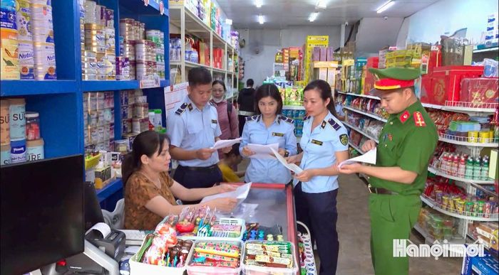 Cán bộ Đội Quản lý thị trường số 19 phối hợp với Công an xã Quốc Oai kiểm tra thị trường dịp Tết Trung thu và đầu năm học mới. Ảnh: Đ.H