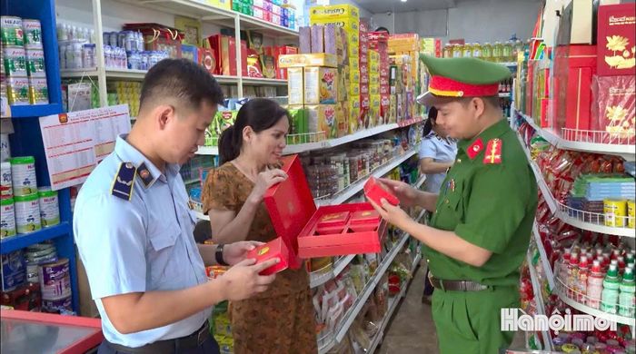 Cán bộ liên ngành kiểm tra mặt hàng bánh Trung thu bày bán ở các cửa hàng. Ảnh: Đ.T
