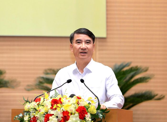 Ngày 12-6, tại kỳ họp thứ tư HĐND thành phố Hà Nội, Phó Chủ tịch UBND thành phố Hà Nội Nguyễn Xuân Lưu báo cáo các nội dung cần xin ý kiến HĐND thành phố xem xét, nhằm cụ thể hóa Luật Thủ đô năm 2026, tạo động lực phát triển mới cho Hà Nội trong giai đoạn tới. Ảnh: Thành Thái