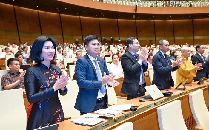 Các đại biểu Đoàn Hà Nội tại phiên họp ngày 23-4-2026, sau khi Quốc hội biểu quyết thông qua Luật Thủ đô (sửa đổi). Ảnh: Duy Linh