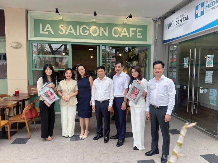 Đoàn tìm hiểu mô hình doanh nghiệp Việt Nam kinh doanh tại Singapore. Ảnh: PV.