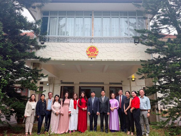 Đoàn công tác Ban Chỉ đạo Cuộc vận động “Người Việt Nam ưu tiên dùng hàng Việt Nam” thăm, làm việc tại Singapore. Ảnh: PV.