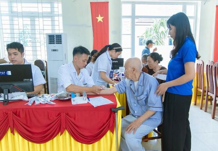 Xã Ứng Thiên tổ chức khám sức khoẻ cho người dân trên địa bàn xã. Ảnh: Cao Hồng