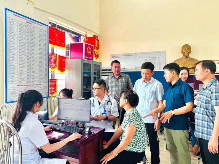 Xã Ứng Thiên tổ chức khám sức khoẻ cho người dân thôn Phù Yên. Ảnh: Cao Hồng