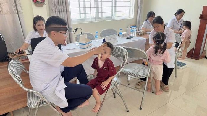 Xã Ứng Thiên tổ chức khám sức khoẻ cho trẻ em. Ảnh: Cao Hồng