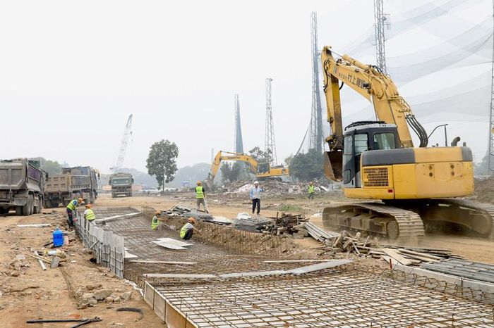 Thi công dự án đầu tư xây dựng công trình khẩn cấp hồ điều hòa Phú Đô (phường Từ Liêm). Ảnh: Quang Thái