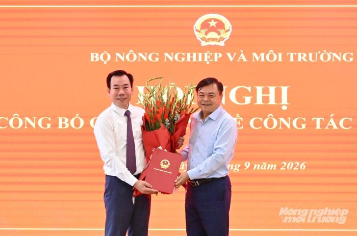 Thứ trưởng Bộ Nông nghiệp và Môi trường Nguyễn Hoàng Hiệp trao quyết định tiếp nhận ông Dương Đức Huy giữ chức Cục trưởng Cục Trồng trọt và Bảo vệ thực vật. Ảnh: Kiều Chi.