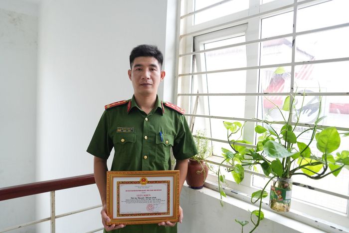 Đại úy Nguyễn Khánh Linh chia sẻ với phóng viên bên lề hội nghị. Ảnh: An Quyên