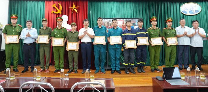 Lãnh đạo phường tặng giấy khen của Chủ tịch UBND phường tới các cá nhân có thành tích xuất sắc đột xuất trong công tác phòng cháy chữa cháy và cứu nạn, cứu hộ. Ảnh: An Quyên