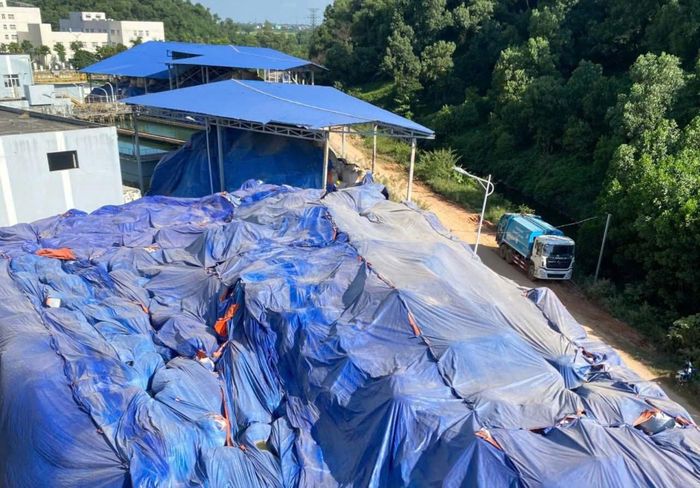 Hơn 85.000 tấn tro bay đã được hóa rắn lưu trữ trong khu viên Nhà máy điện rác Sóc Sơn chờ thành phố phê duyệt phương án kỹ thuật chôn lấp. Ảnh: Đức Duy