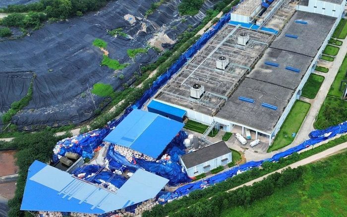 Những bao tải chứa tro bay sau hóa rắn bị rách đã được bao lại và che phủ kín chờ xử lý. Ảnh: Đức Duy