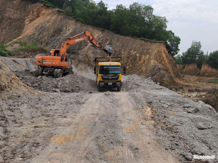 Khu vực Núi Sẻ, thôn Xuân Bảng đang được đơn vị hoàn trả hiện trạng ban đầu. Ảnh: N.B