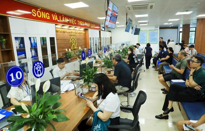 Chi nhánh số 3 Trung tâm Phục vụ hành chính công thành phố Hà Nội bố trí nhiều quầy tiếp nhận và trả kết quả hồ sơ hành chính cho công dân. Ảnh: Hiền Thu