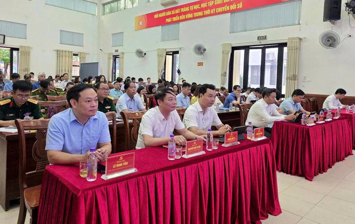 Các đại biểu tham gia hội nghị tại điểm cầu xã Bát Tràng. Ảnh Quang Thái