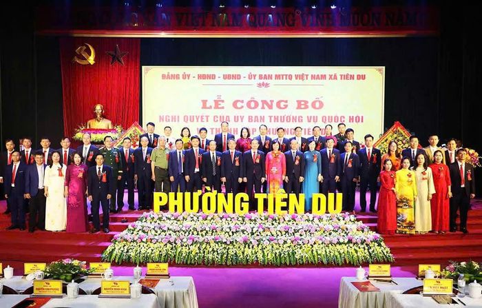 Các đại biểu tham dự Lễ công bố và trao Nghị quyết của Ủy ban Thường vụ Quốc hội cho lãnh đạo phường Tiên Du. Ảnh: Cơ sở cung cấp