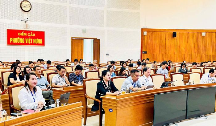 Các đại biểu tham dự hội nghị tại điểm cầu trụ sở UBND phường Việt Hưng. Ảnh: Quang Thái