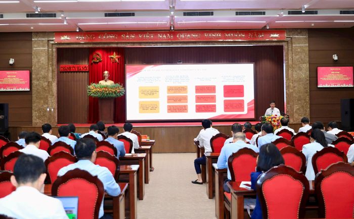 Ủy viên Ban Thường vụ Thành ủy, Phó Chủ tịch Thường trực UBND thành phố Dương Đức Tuấn quán triệt Chương trình hành động. Ảnh: Quang Thái