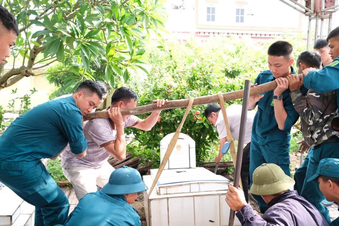Quy trình triển khai thực hiện nhiệm vụ xác định danh tính cho các liệt sĩ được lực lượng chức năng tiến hành thận trọng, tỉ mỉ, trang nghiêm đúng kỹ thuật. Ảnh: Sỹ Hào