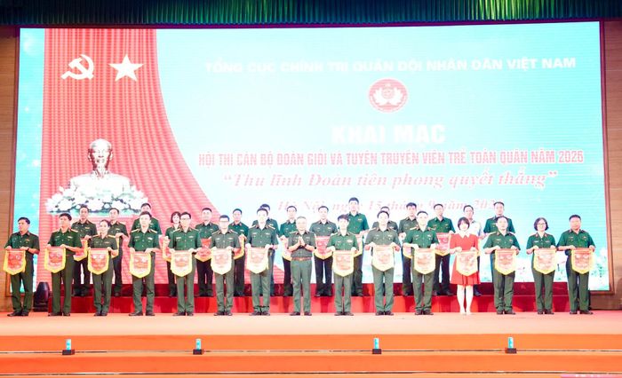 Thượng tướng Lê Quang Minh, Phó Chủ nhiệm Tổng cục Chính trị tặng Cờ lưu niệm cho các đơn vị tham gia hội thi. Ảnh: Hồng Thái