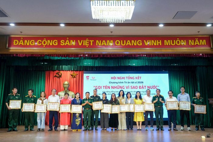 Trao khen thưởng của Hội Hỗ trợ gia đình liệt sĩ Việt Nam tặng các cá nhân có nhiều đóng góp trong công tác tri ân liệt sĩ. Ảnh: Minh Minh