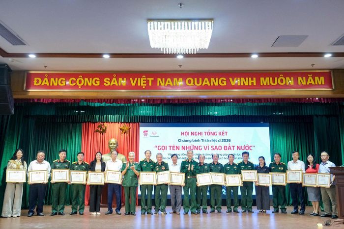 Khen thưởng các tập thể có nhiều nỗ lực đóng góp cho thành công của chương trình. Ảnh: Thu Minh