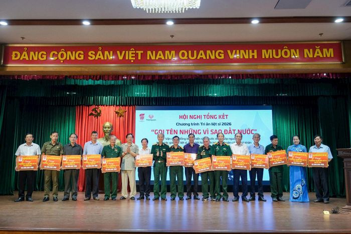 Hội Hỗ trợ gia đình liệt sĩ Việt Nam trao biển tượng trưng kinh phí hỗ trợ dành cho các gia đình liệt sĩ. Ảnh: Thu Minh