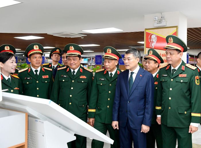 Thủ tướng Chính phủ Lê Minh Hưng và các đại biểu tham quan Phòng truyền thống và thư viện của Học viện Quốc phòng. Ảnh: PV