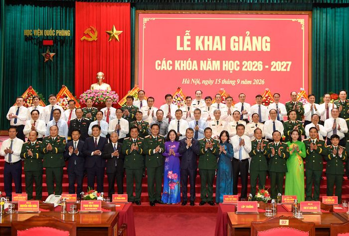 Thủ tướng Chính phủ cùng các đại biểu và học viên tại buổi lễ. Ảnh: PV