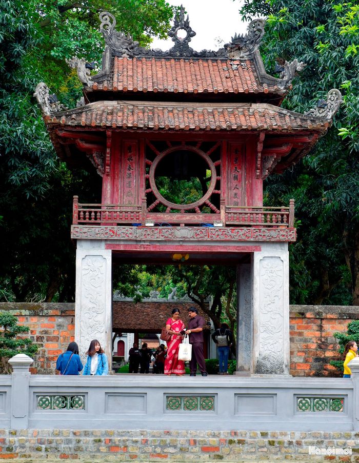 Khuê Văn Các - Biểu tượng của Hà Nội là công trình kiến trúc tuy không đồ sộ song tỷ lệ hài hòa và đẹp mắt. Kiến trúc gồm 4 trụ gạch vuông (85cm x 85cm) bên dưới đỡ tầng gác phía trên, có những kết cấu gỗ rất đẹp.