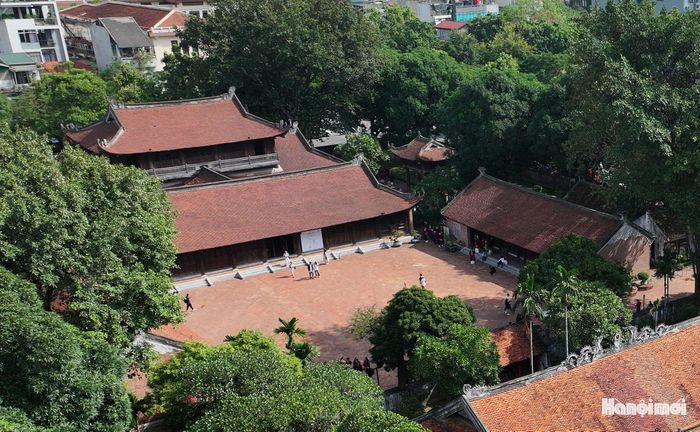 Năm 1076, vua Lý Nhân Tông cho xây nhà Quốc Tử Giám kề sau Văn Miếu. Khi mới xây dựng, trường chỉ dành riêng cho con vua và con các bậc đại quyền quý (nên gọi tên là Quốc Tử). Từ năm 1253, vua Trần Thái Tông cho mở rộng Quốc Tử Giám và thu nhận cả con cái thường dân có học lực xuất sắc.