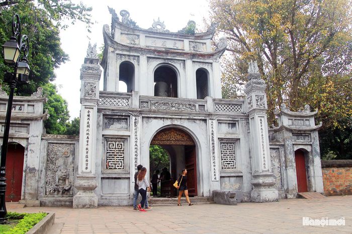 Cổng chính Văn Miếu xây kiểu Tam quan, trên có 3 chữ “Văn Miếu Môn” kiểu chữ Hán cổ xưa.