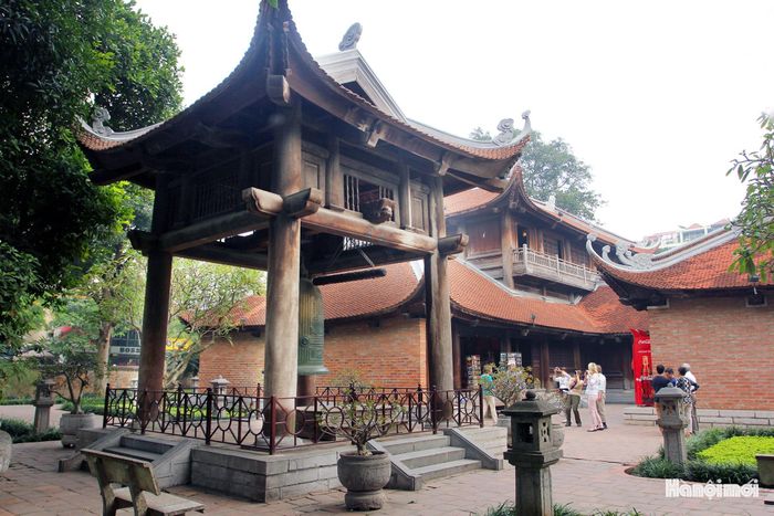 Những hoa văn trang trí, chạm khắc trên gỗ ở các gian nhà thể hiện nét độc đáo trong văn hoá của người Việt.