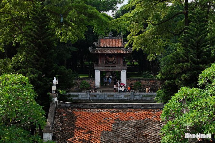 Ngói được lợp trên các công trình của Văn Miếu là ngói mũi hài (còn gọi là ngói vẩy rồng). Mái ngói phủ đầy rêu gợi lên những cảm xúc sâu lắng, mang đậm tính hoài niệm và nghệ thuật.