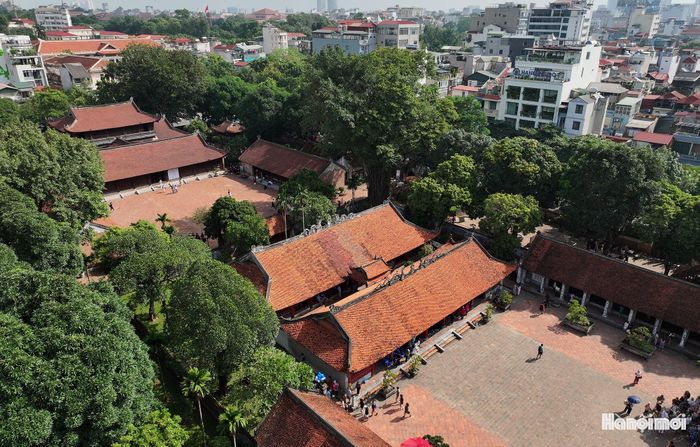 Văn Miếu - Quốc Tử Giám nằm ở phía Nam kinh thành Thăng Long là tổ hợp gồm hai di tích: Văn Miếu thờ Khổng Tử, các bậc hiền triết Nho giáo và Tư nghiệp Quốc Tử Giám Chu Văn An; Quốc Tử Giám - Trường đại học đầu tiên của Việt Nam.